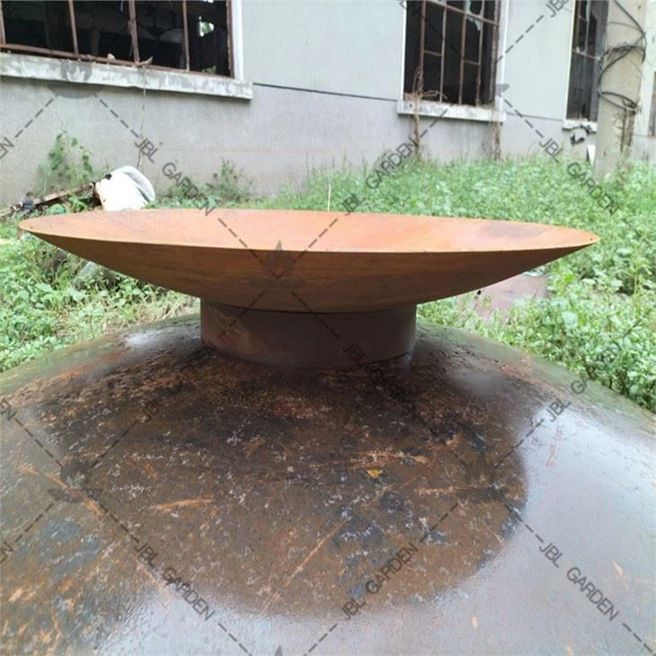 Pozo de fuego de madera al aire libre con chimenea