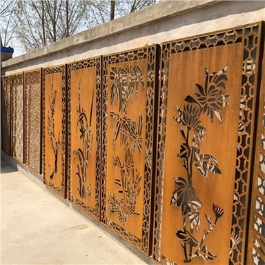 Cerca al aire libre de la decoración oxidada del metal del jardín