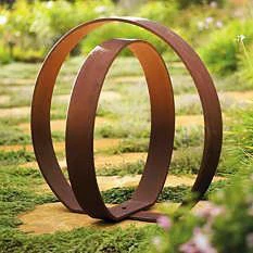 Escultura de anillo de metal oxidado