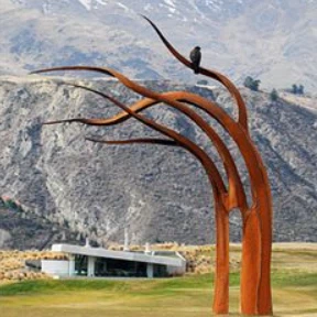Escultura abstracta moderna de acero corten oxidado