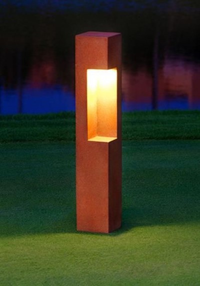 Poste de luz al aire libre